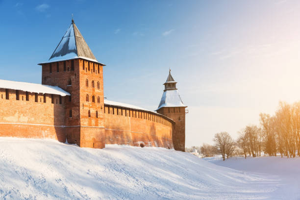 nowgoroder kreml im kalten verschneiten tag in weliki nowgorod - novgorod stock-fotos und bilder