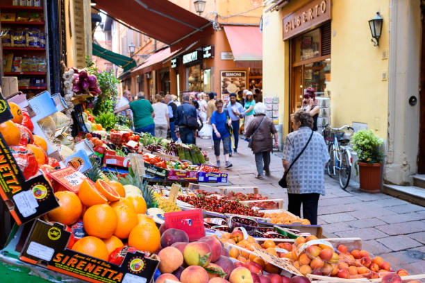 전통적인 이탈리아 제품 시장을 통해 걷는 사람들. - market stall market italy food 뉴스 사진 이미지