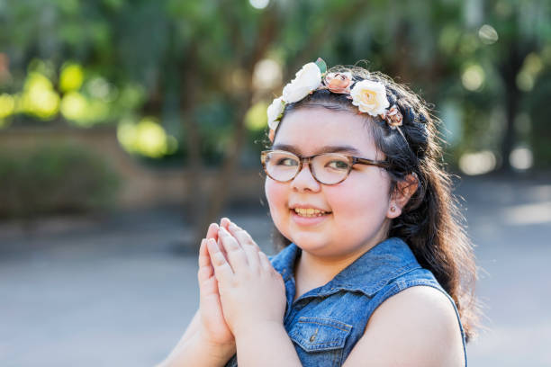 Young girl looking up and praying.