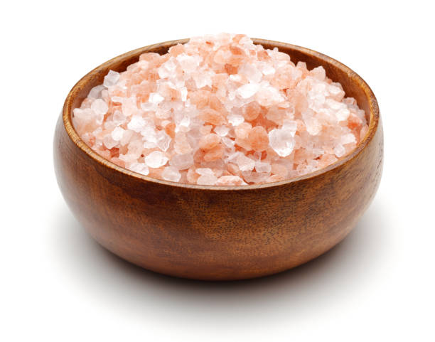 himalaya salt in wooden bowl isolated - pink salt imagens e fotografias de stock