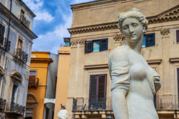 estatua de piedra blanca femenina en una plaza de palermo - statue women sculpture italian culture fotografías e imágenes de stock