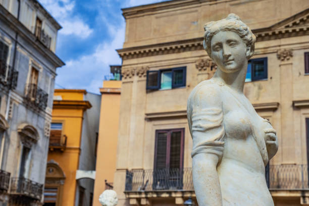 estátua de pedra branca feminina em um quadrado de palermo - statue women sculpture italian culture - fotografias e filmes do acervo