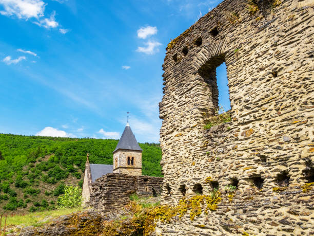 ruines du château d'esch-sur-sure, vue extérieure partielle avec la tour de l'église en arrière-plan, luxembourg - esch sur sûre photos et images de collection