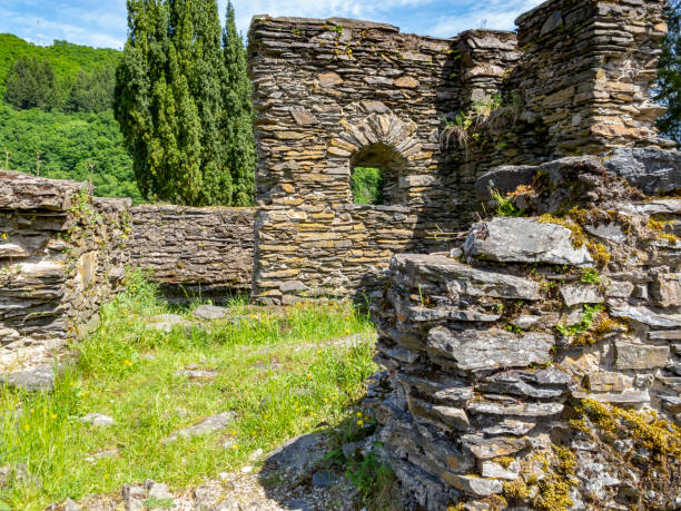 ruines du château d'esch-sur-sure, vue partielle extérieure, luxembourg - esch sur sûre photos et images de collection