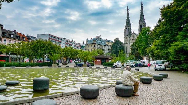 парк на площади августаплац в баден-бадене, германия. - baden baden green street fountain стоковые фото и изображения