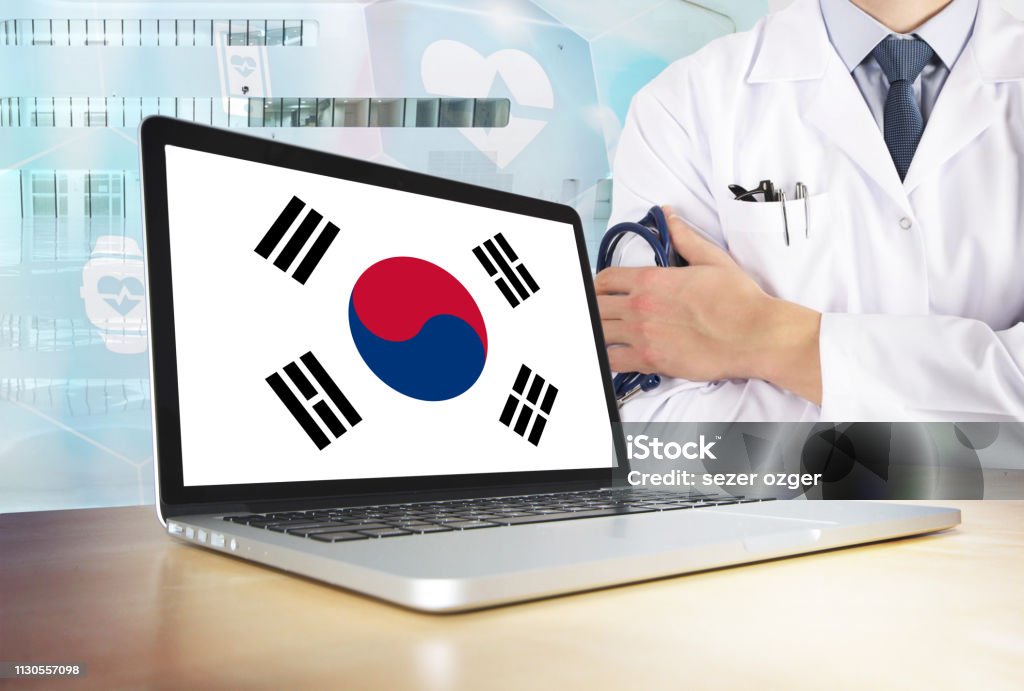 ระบบการดูแลสุขภาพของเกาหลีใต้ในธีมเทคโนโลยี ค่าสถานะเกาหลีบน หน้าจอคอมพิวเตอร์ แพทย์ยืน ภาพสต็อก - ดาวน์โหลดรูปภาพตอนนี้ - Istock