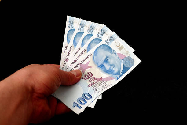 istock 100 Turkish Lira banknote, black background 1130564164