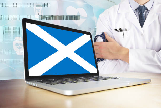 Scotland healthcare system in tech theme. Scottish flag on computer screen. Doctor standing with stethoscope in hospital. Cryptocurrency and Blockchain concept. sistema de salud de escocia en tema tecnológico. bandera escocesa en la pantalla de la computadora. doctor parado con estetoscopio en el hospital. concepto criptomoneda y blockchain. sistema de salud de escocia en tema tecnológico. bandera escocesa en la