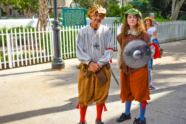 st. augustine, florida. 26 de enero de 2019. pareja en la ropa del siglo 17 en el casco antiguo de la costa histórica de florida. - saint augustine cathedral fotografías e imágenes de stock