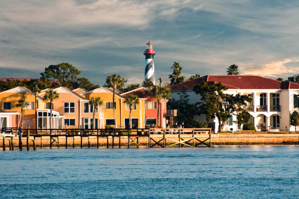 st. augustine, florida. 26 de enero de 2019. faro viejo y colorido dockside en el fondo nublado del cielo en la costa histórica de florida - saint augustine cathedral fotografías e imágenes de stock