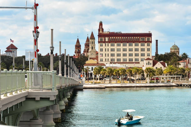 st. augustine, florida. january 25 , 2019. panoramic view of cathedral basilica and bridge of lions at old town in florida's historic coast. - saint augustine cathedral imagens e fotografias de stock