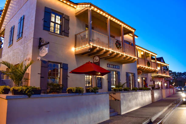 st. augustine, florida. 26 de enero de 2019. bar de café iluminado frente a la bahía de matanzas en el casco antiguo de la costa histórica de florida. - saint augustine cathedral fotografías e imágenes de stock