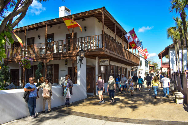 st. augustine, florida. 26 de enero de 2019. gente disfrutando de la experiencia colonial en st. george st. en el casco antiguo de la costa histórica de florida (9) - saint augustine cathedral fotografías e imágenes de stock