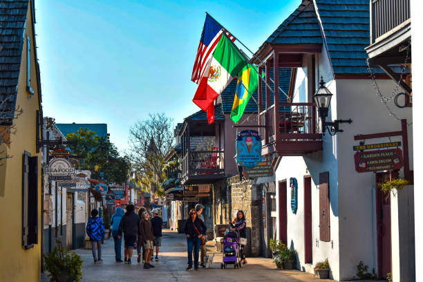 st. augustine, florida. 26 de enero de 2019. gente disfrutando de la experiencia colonial en st. george st. en el casco antiguo de la costa histórica de florida (11) - saint augustine cathedral fotografías e imágenes de stock