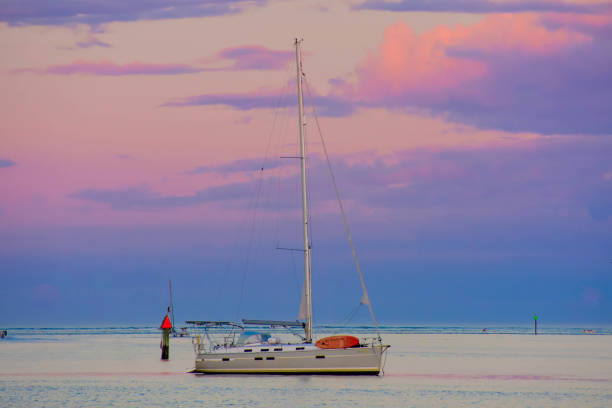 santo agostinho, flórida. 26 de janeiro de 2019. sailboat no fundo bonito do por do sol na costa histórica de florida (2) - southern california palm tree beverly hills california california - fotografias e filmes do acervo