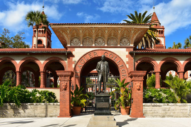 santo agostinho, flórida. 26 de janeiro de 2019 entrada principal do henry flager college, na costa histórica da flórida. - southern california palm tree beverly hills california california - fotografias e filmes do acervo