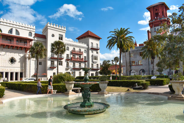 st. augustine, florida. january 26 , 2019. beautiful fountain , casa monica spa & hotel and lighter museum in florida's historic coast. - orange county california beach imagens e fotografias de stock