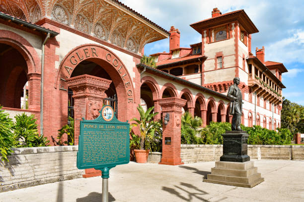 santo agostinho, flórida. 26 de janeiro de 2019. faculdade de henry flager na cidade velha na costa histórica de florida. - southern california palm tree beverly hills california california - fotografias e filmes do acervo