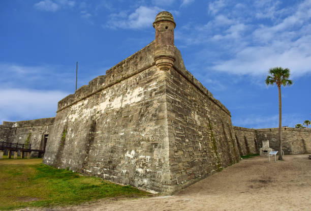 santo agostinho, flórida. 26 de janeiro de 2019. vista panorâmico de castillo de san marcos no fundo lightblue na costa hist�órica de florida (1) - southern california palm tree beverly hills california california - fotografias e filmes do acervo