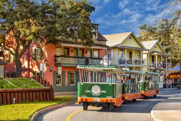 st. augustine, florida. 26 de enero de 2019. tour en tranvía en el casco antiguo de la costa histórica de florida. - saint augustine cathedral fotografías e imágenes de stock