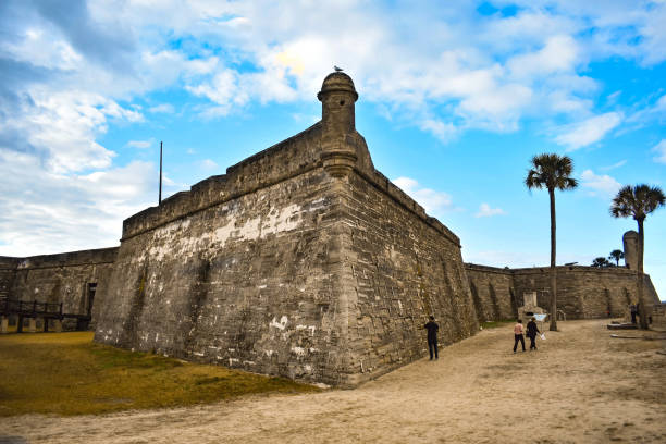 st. augustine, florida. janeiro 26, 2019. vista bonita de castillo histórico de san marcos na cidade velha na costa histórica de florida (4) - southern california palm tree beverly hills california california - fotografias e filmes do acervo