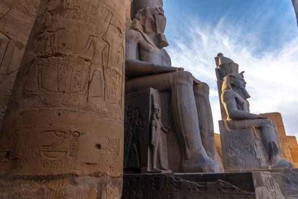 древняя статуя рамзеса ii луксорского храма в луксоре. египет - luxor east bank стоковые фото и изображения