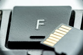 schwarze-micro-sd-karte-mit-goldkontakten-auf-die-taste-mit-dem-buchstaben-f.jpg?b=1&s=170x170&k=20&c=MjL-6MOWareiAigcEBLBEZ2q3Y24IjoKeNoBYJfWj0E=