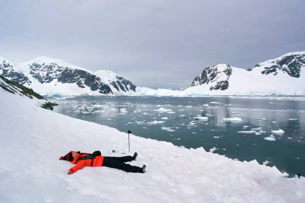 frauen abenteuer auf danko island, antarktis - solitude remote sailboat horizontal stock-fotos und bilder