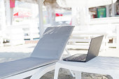 arbeitsplatz-am-strand-arbeiten-im-urlaub.jpg?b=1&s=170x170&k=20&c=xm-WbllmTKwNnXpDjyQMfbMaGXh8I6QPZpLgJTcJz-U=