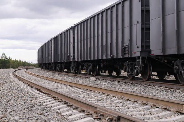 wagons de fret de train - garde corps photos et images de collection