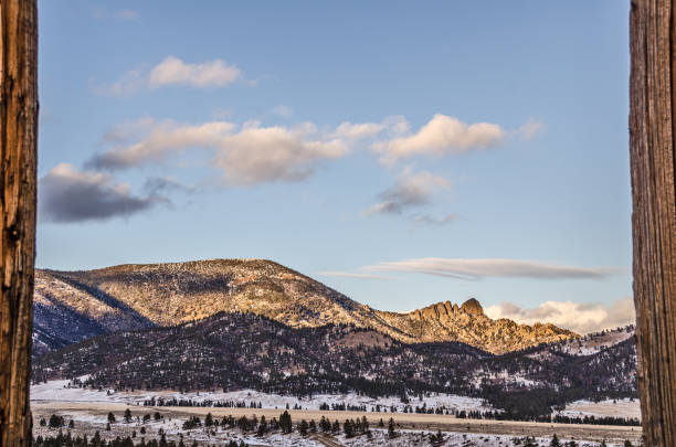 sleeping giant framed - dusk blue montana landscape imagens e fotografias de stock