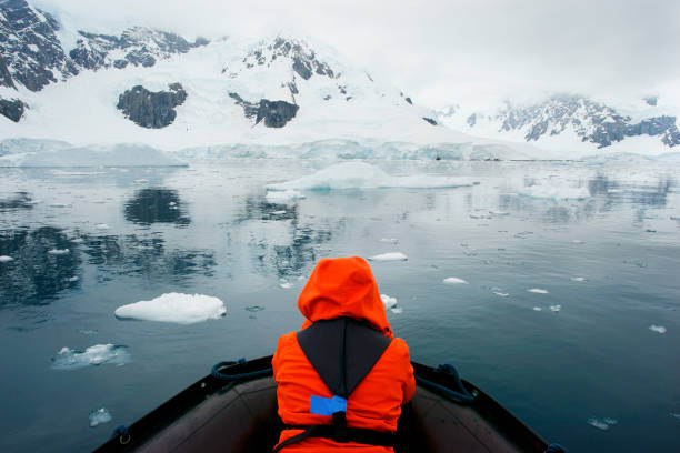 visite de l'iceberg - iceberg antarctica glacier melting photos et images de collection