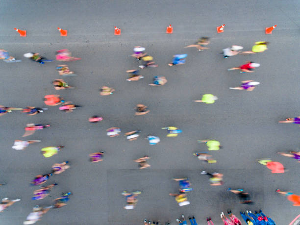 widok z lotu ptaka maratończyków na drodze - marathon aerial view crowd running zdjęcia i obrazy z banku zdjęć