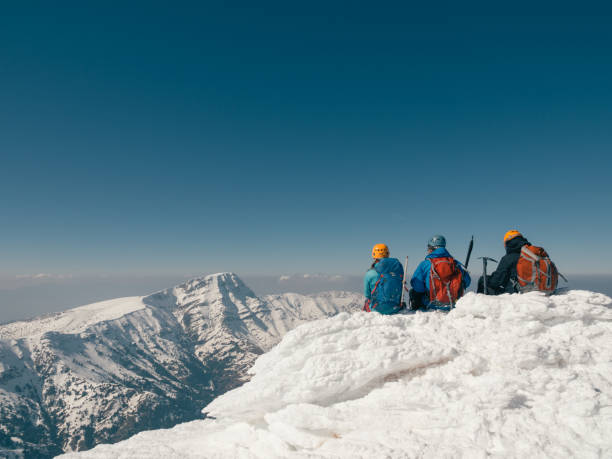 gruppo di scalatori sta distolcindo la vetta della montagna - turkey extreme terrain snow nature foto e immagini stock