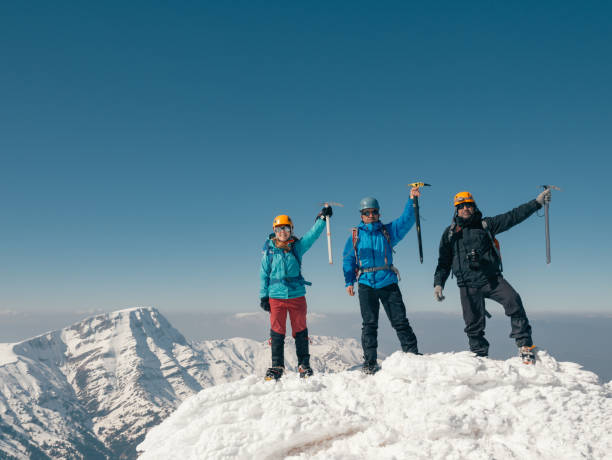 gruppo di scalatori festeggia il successo sulla vetta della montagna - turkey extreme terrain snow nature foto e immagini stock