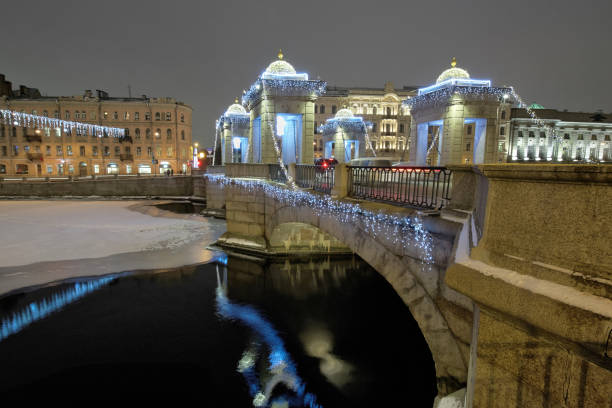 pont lomonossov pendant la nuit. saint-pétersbourg, en russie. noël et nouvel an illumunated - illumunated photos et images de collection