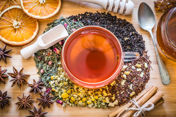 tazza da tè circondata da diversi tipi di erbe essiccate per preparare l'infuso. - homewares rustic herbal tea herb foto e immagini stock