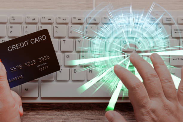 Using white laptop keyboard by hand to sent the credit card number for trading. Consumer can buy product directly anywhere anytime from seller using web browser. Online shopping and e-commerce concept teclado blanco a mano para enviar el número de tarjeta de crédito para el comercio. consumidor puede comprar producto directamente en cualquier lugar en cualquier momento al vendedor mediante navegador web. concepto de compras y de comercio electrónico