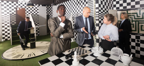 homme d'affaires africain pensive près de l'échiquier - chess board room business strategy photos et images de collection