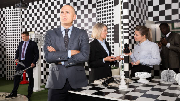 przemyślany biznesmen - chess board room business strategy zdjęcia i obrazy z banku zdjęć