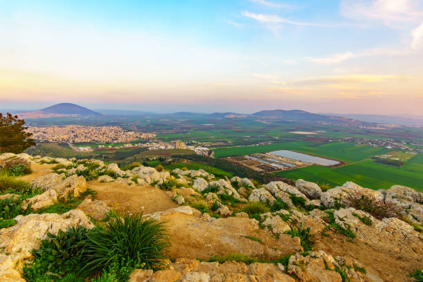 blick auf den sonnenuntergang von jezreel senke und mont tabor - nazareth israel stock-fotos und bilder