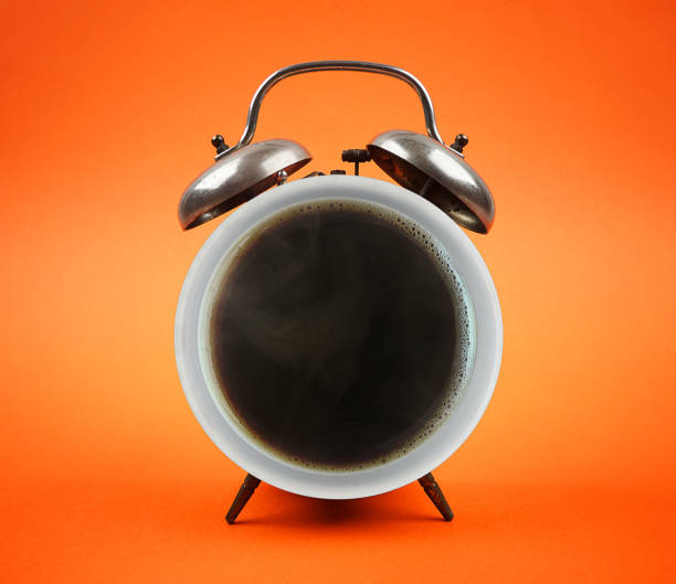 café chaud rétro avec réveil - clock time alarm clock orange photos et images de collection