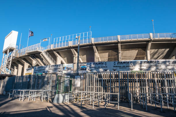zewnętrzna część stadionu piłkarskiego, na którym gra atalanta - ticket sport fan american football zdjęcia i obrazy z banku zdjęć