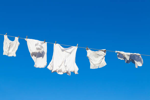 roupa branca limpa, secando ao sol - hang to dry - fotografias e filmes do acervo