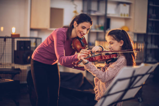 dziewczyna na lekcji skrzypiec z nauczycielką - violin women violinist music zdjęcia i obrazy z banku zdjęć