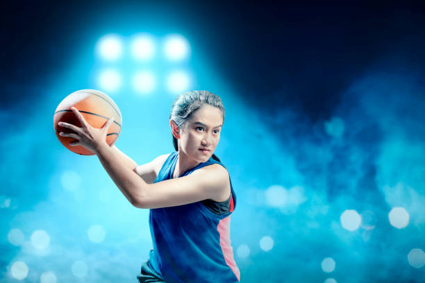 jogador de basquetebol asiático excited da menina que defende a esfera do oponente na corte de basquetebol - asian ethnicity philippines women beauty - fotografias e filmes do acervo