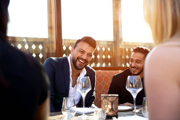 gruppe von multiethnischen arabischen freunden mittagessen in einem restaurant in dubai - gericht des mittleren ostens stock-fotos und bilder