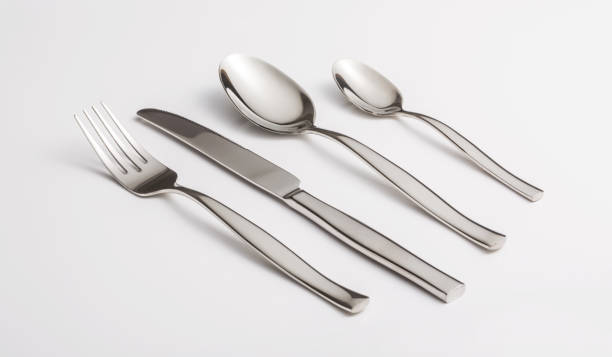 fourchette, cuillère et couteau isolé sur fond blanc - fork table knife silverware spoon photos et images de collection