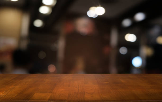 mesa de madera oscuro vacío delante de fondo abstracto borrosa bokeh del restaurante. puede ser utilizado para la exhibición o montaje de sus productos. simulacro para el espacio. - wood texture audio fotografías e imágenes de stock