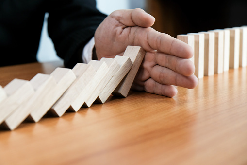 Planificación de riesgos y estrategia de juego colocando el bloque de madera de empresario. Concepto de negocio para el proceso de éxito de crecimiento photo